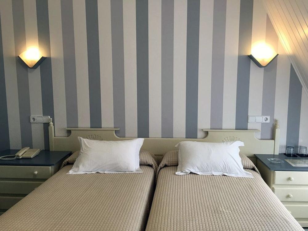Hotel Piramide ปอร์โตโนโว ภายนอก รูปภาพ